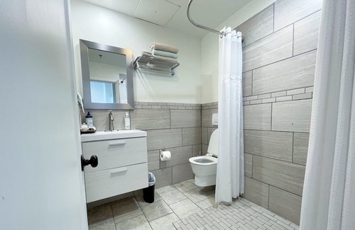 Downtown Anchorage House | Skyline 104: Modern 1-Bedroom Suite