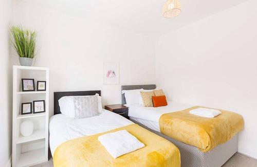 Birmingham Apartment | Spacious 6 bedroom house for 16 guests in Pershore Road
