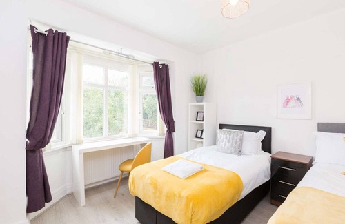 Birmingham Apartment | Spacious 6 bedroom house for 16 guests in Pershore Road