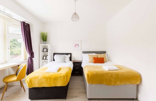 Birmingham Apartment | Spacious 6 bedroom house for 16 guests in Pershore Road