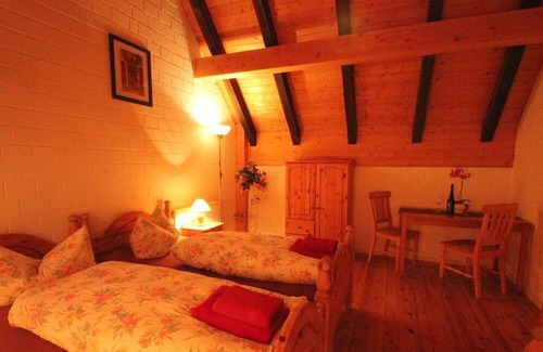 Burg Apartment | Doppelzimmer 3 mit Galerie, Du/wc, Frühst. - Die Radler-scheune