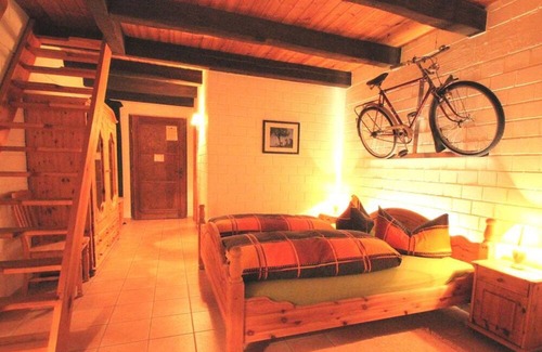 Burg Apartment | Doppelzimmer 3 mit Galerie, Du/wc, Frühst. - Die Radler-scheune