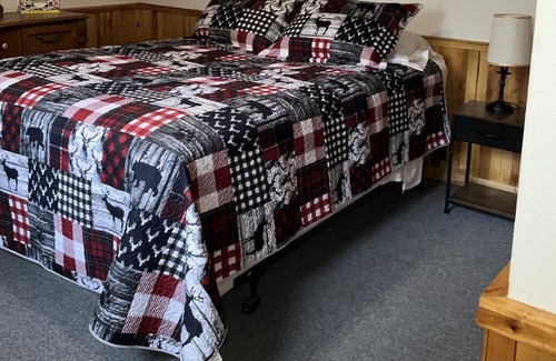 Eagle River House | Sugar Camp Chain rental. Located on secluded Prairie Road. Sleeps 10