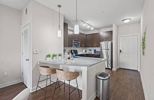 Courier City - Oscawana Apartment | Bleecker room 116 · Luxury king suite! Pool | gym | FREE parking | A