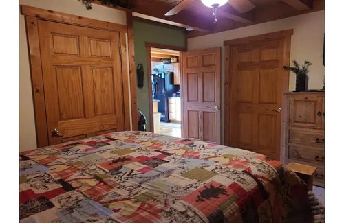 Prairie Du Chien House | Log cabin get- away with Hot Tub!