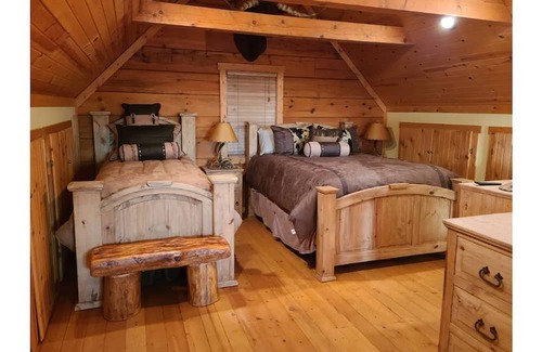 Prairie Du Chien House | Log cabin get- away with Hot Tub!