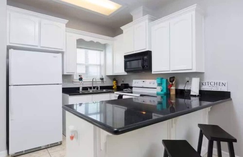 Edinburg Apartment | Designer Trendy apartment!