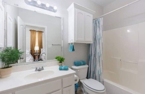 Edinburg Apartment | Designer Trendy apartment!