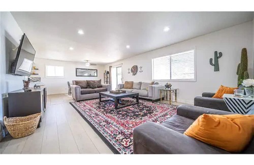 Meadows House | NEW Rare and Beautiful Home for Family Vacation. Pet-Friendly!