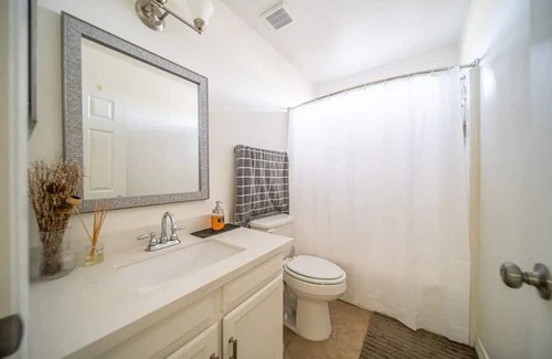 Meadows House | NEW Rare and Beautiful Home for Family Vacation. Pet-Friendly!