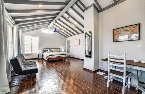 Johnson City House | Wine country Compound! Sleeps 15 with Pool & Club House