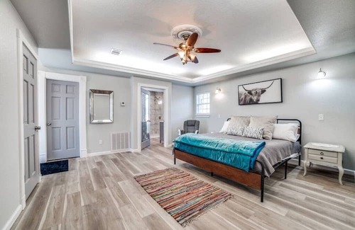 Johnson City House | Wine country Compound! Sleeps 15 with Pool & Club House