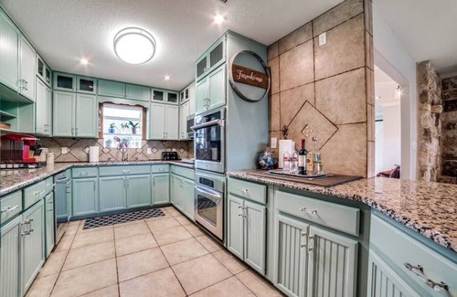 Johnson City House | Wine country Compound! Sleeps 15 with Pool & Club House