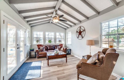 Johnson City House | Wine country Compound! Sleeps 15 with Pool & Club House