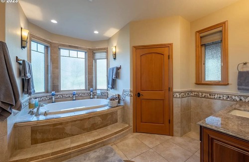 Roseburg House | Opulent estate in close proximity to renowned wineries and golf.