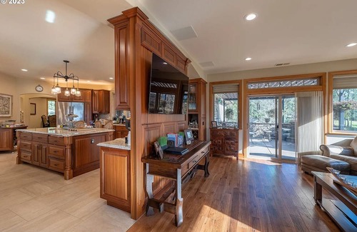 Roseburg House | Opulent estate in close proximity to renowned wineries and golf.
