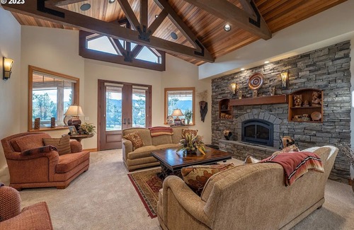 Roseburg House | Opulent estate in close proximity to renowned wineries and golf.