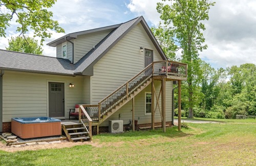 Druid Hills Apartment | Private Studio Above Garage w/Hot tub Only 1 Mile to Downtown Hendersonville