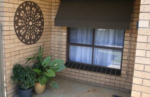 Wodonga Apartment | Quiet and comfortable 2 bedroom apartment, 65 inch Smart TV