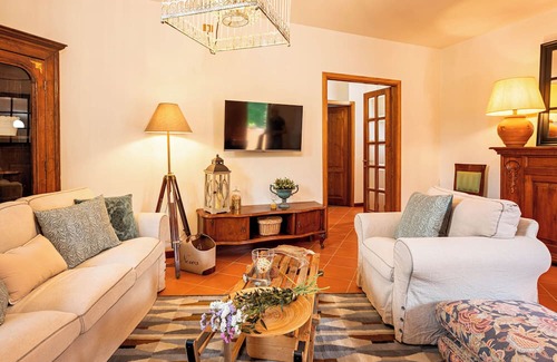 Panzano in Chianti Apartment | Cozy Apartment in the Heart of Chianti (Free Parking + Terrace)