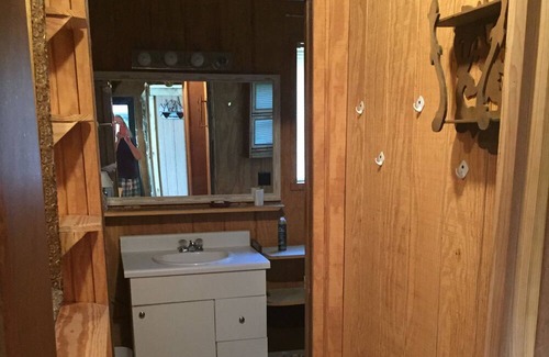 Hardy Apartment | Rustic Cabin on the Southfork River
