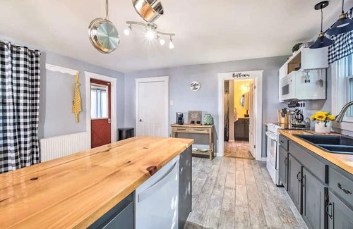 Bingham House | Comfortable, Charming Home Near Outdoor Adventure. Pet Friendly!
