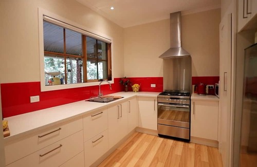 Mount Dandenong Cottage | Brook Cottage. 7 Acre Rain Forest Paradise