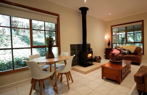Mount Dandenong Cottage | Brook Cottage. 7 Acre Rain Forest Paradise
