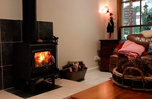 Mount Dandenong Cottage | Brook Cottage. 7 Acre Rain Forest Paradise