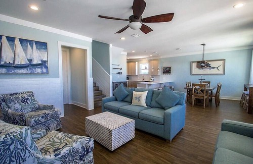 Morgantown House | Pools, Dogs and Great Views!