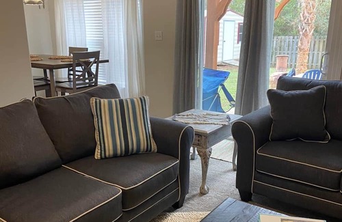 Navarre House | Sea Largo, Newly Decorated | 5 Min. to Beach | Comfortable Beds | Quiet Neighborhood | Clean