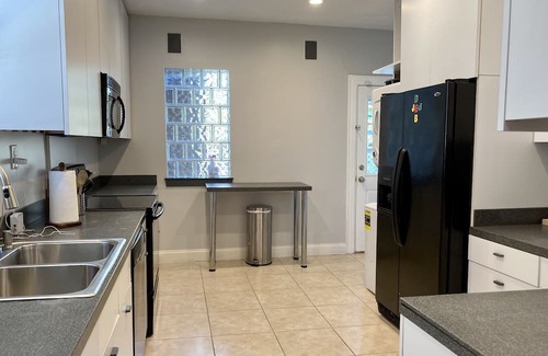 Montrose Apartment | Buffalo Bayou and Montrose - 3Br/1Ba King Bed