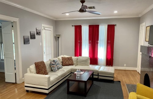 Montrose Apartment | Buffalo Bayou and Montrose - 3Br/1Ba King Bed