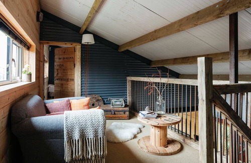 Ashford House | Unique Lodge with Industrial Designed Interior