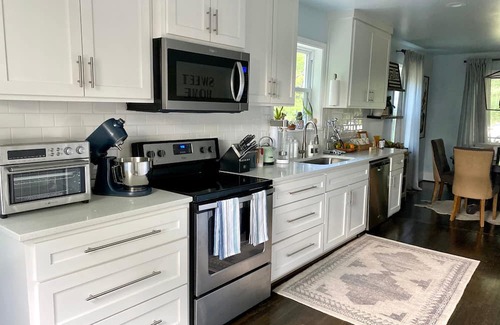 Forest Park House | Blue Door Walk to Avondale Dog-friendly w Yard