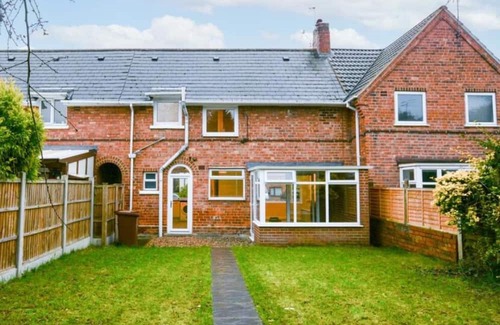 Trowell House | 2 Bedroom Minimalist Home From Home With Parking