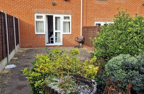 Wednesbury House | Housesleeps5-garden-parking-familyfriendly