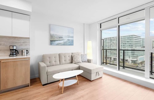 Richmond City Centre Apartment | New AC 1 bedroom condo by Richmond brighouse skytrain station free parking!