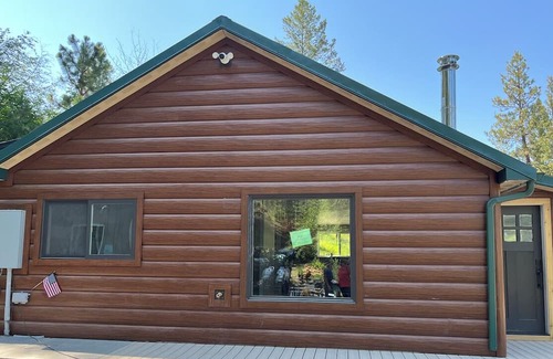 Union Cabin | Charming 2-bedroom cabin, AC, heater, wood stove, WIFI, hot tub, deck, river.