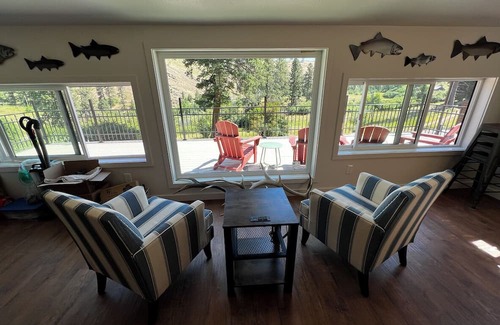 Union Cabin | Charming 2-bedroom cabin, AC, heater, wood stove, WIFI, hot tub, deck, river.