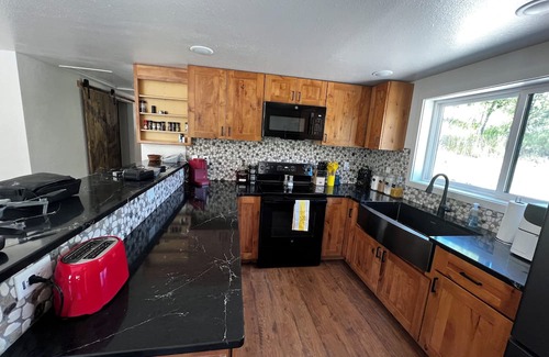 Union Cabin | Charming 2-bedroom cabin, AC, heater, wood stove, WIFI, hot tub, deck, river.