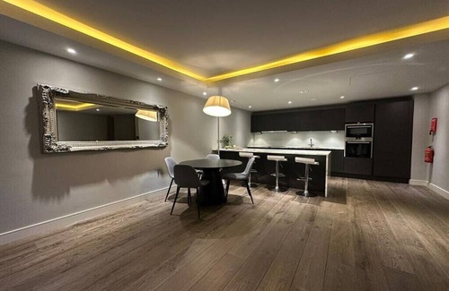 Barnes Apartment | Riverside Retreat in London Fulham Reach!