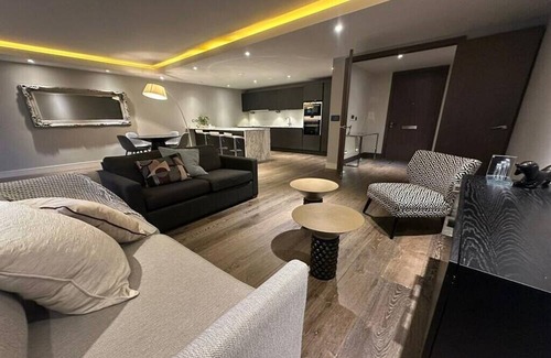Barnes Apartment | Riverside Retreat in London Fulham Reach!