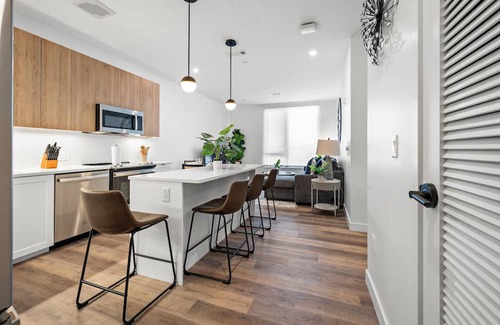 Central-Maverick Square - Paris Street Apartment | Luxury 2BR Next to the Airport 1598