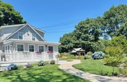 North Kingstown Cottage | 2 bedroom Water Front Cottage.