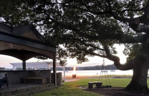North Kingstown Cottage | 2 bedroom Water Front Cottage.