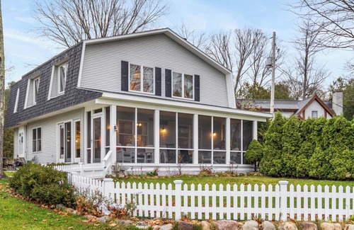 Walloon Lake House | Walloon Lake Waterfront Cottage 4BR/2BA near the Village