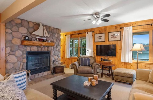 Walloon Lake House | Walloon Lake Waterfront Cottage 4BR/2BA near the Village