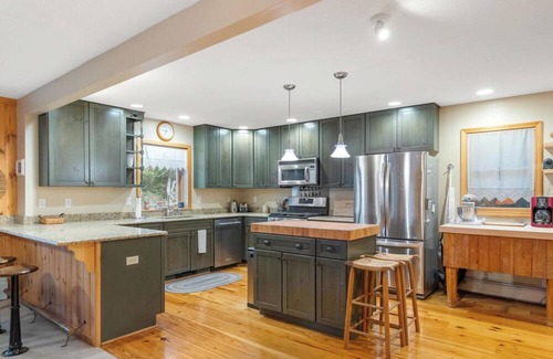 Walloon Lake House | Walloon Lake Waterfront Cottage 4BR/2BA near the Village