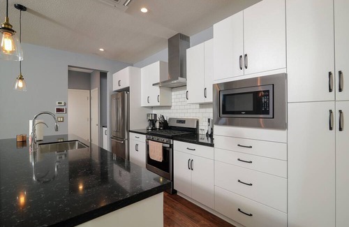 Southwestern Sacramento Condo | Modern 2BD/2.5BA Condo in Sacramento, Near Dining, Shopping & Freeways!